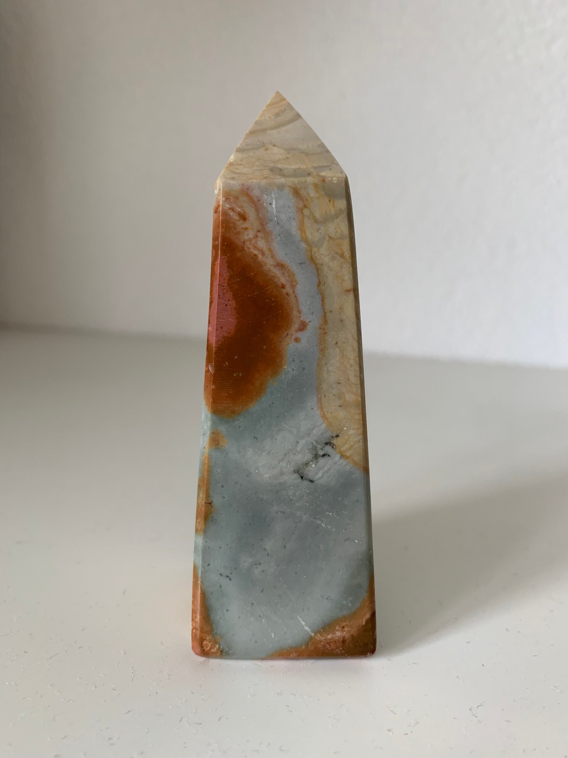 Polychroom jaspis obelisk