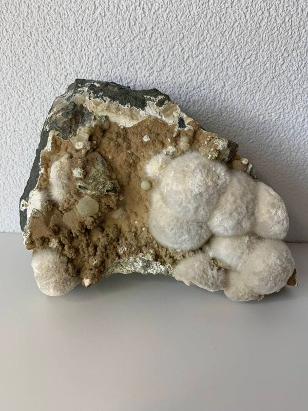 Okeniet op natuursteen