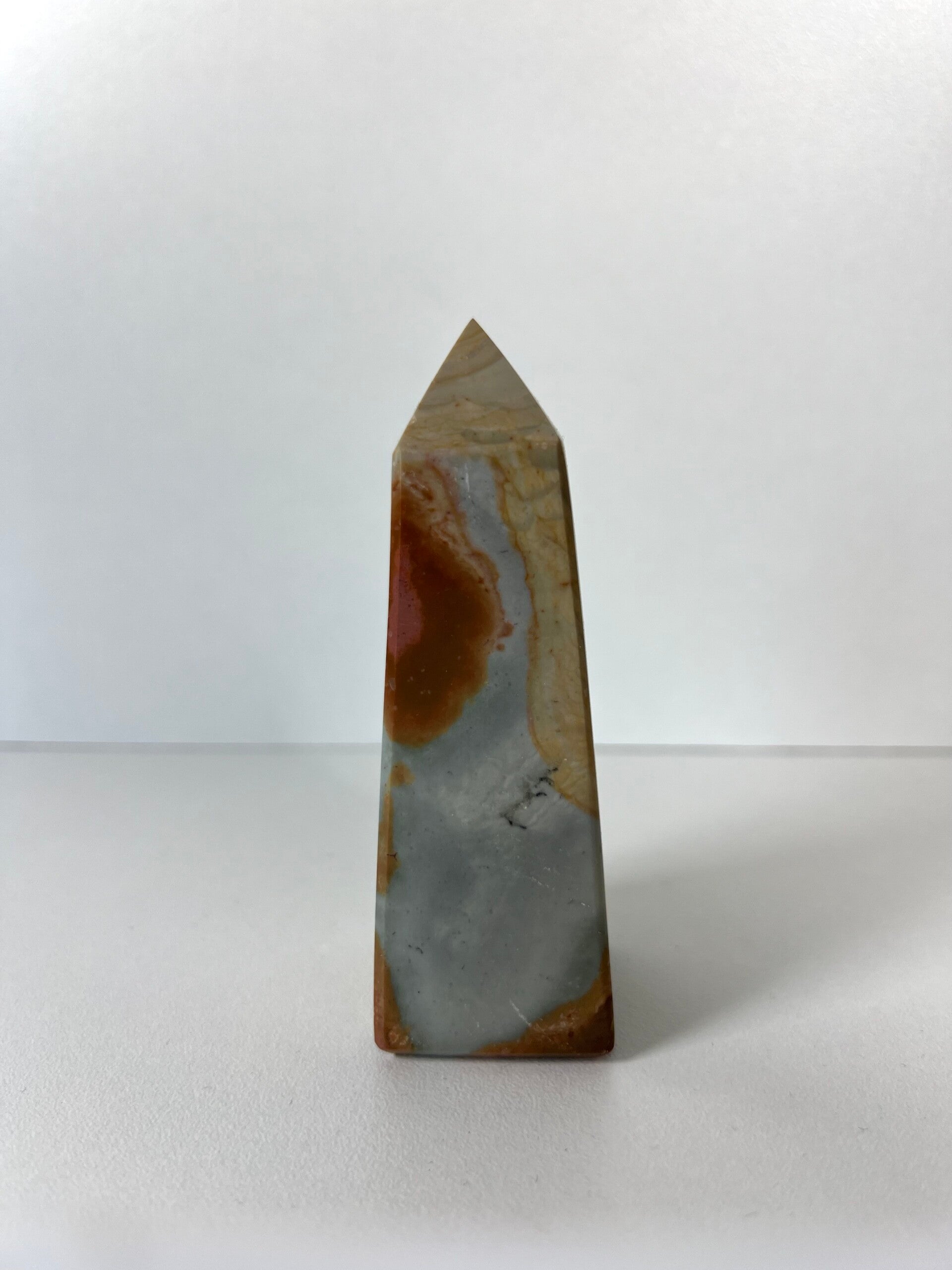 Polychroom jaspis obelisk