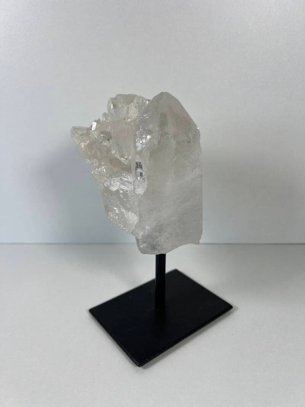 Bergkristal cluster op standaard