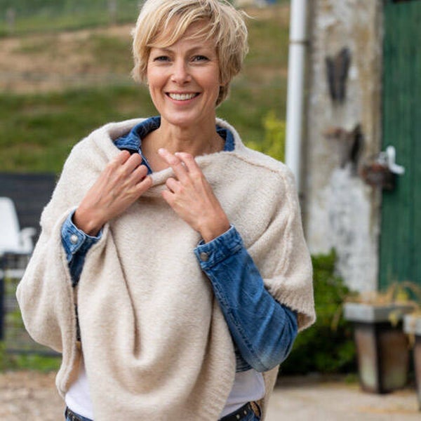 Poncho Maud van De Reuver in Whisper White