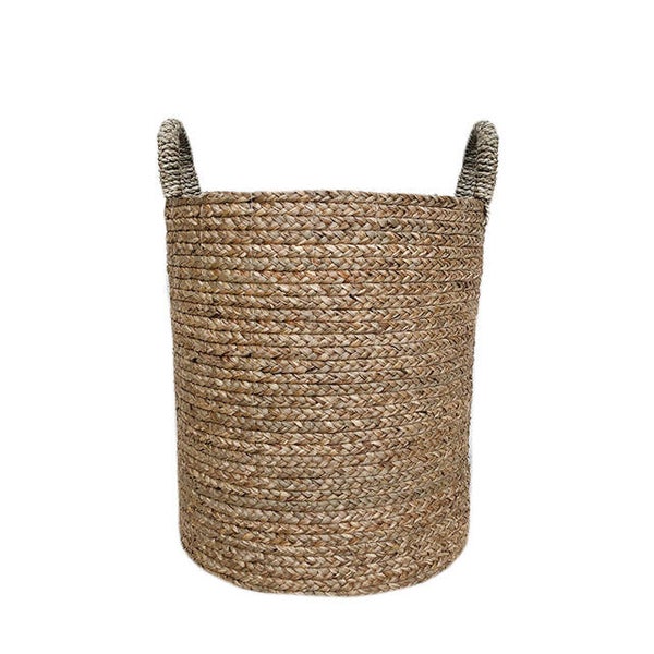 Mand met hengsels van zeegras en palmblad