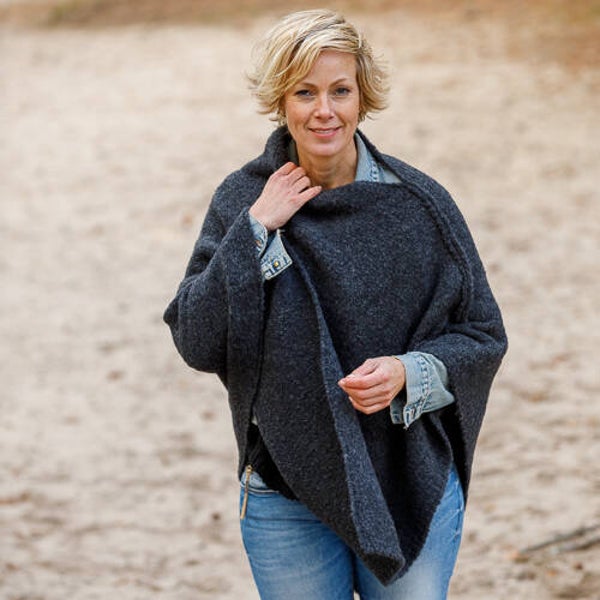 Poncho Maud van De Reuver in Steel Grey
