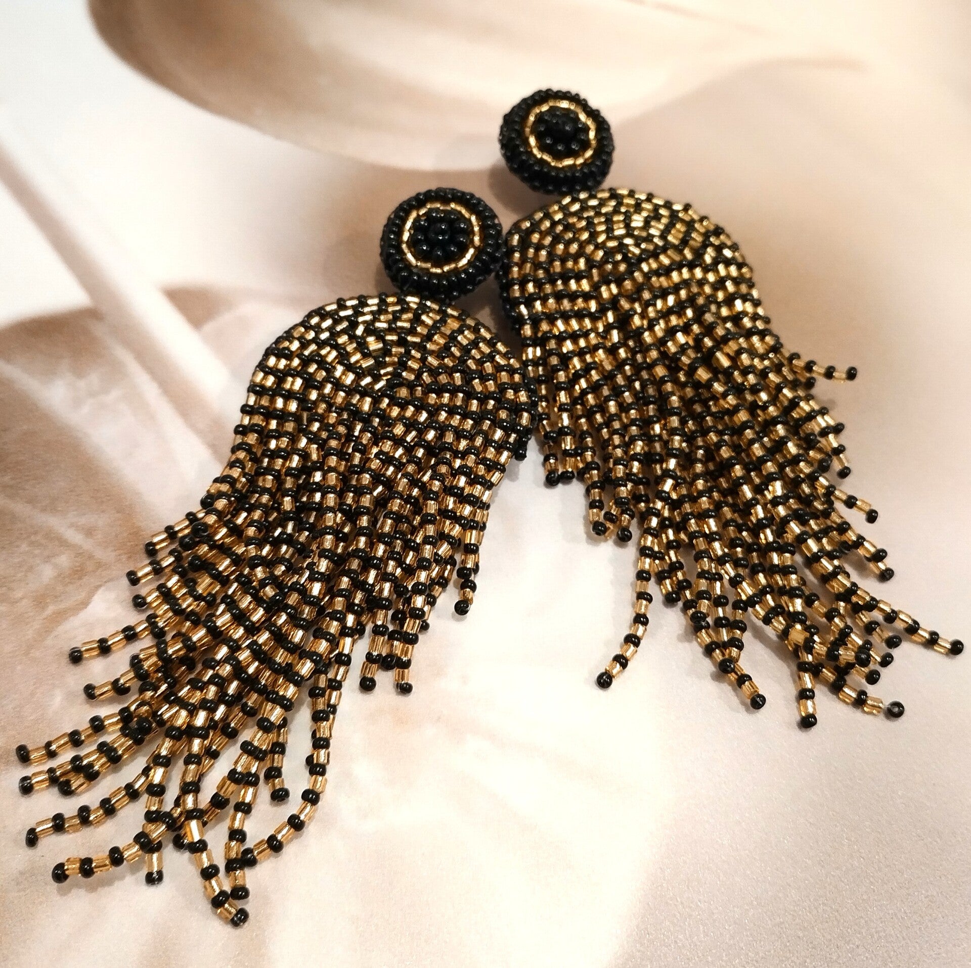 Paulie Pocket oorbel Statement Beads Gold-Black