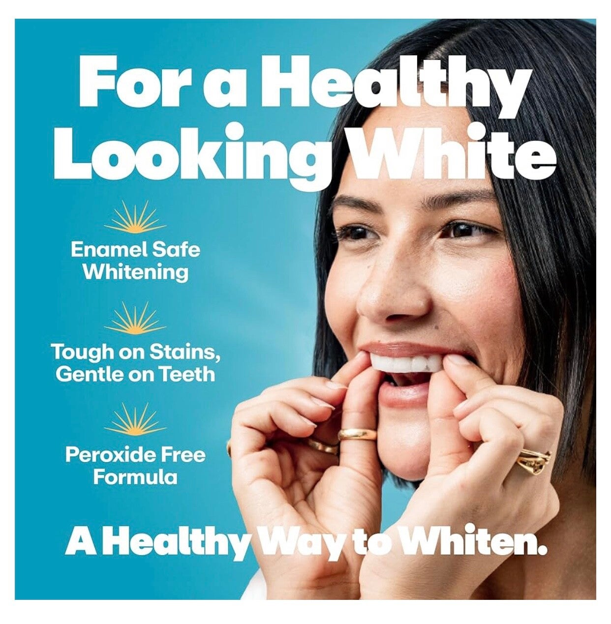 Mujer aplicando una tira Lumineux con sonrisa relajada en baño moderno