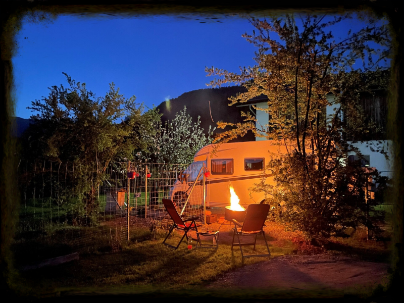 Wir haben Feuertonnen am Stellplatz. Gerne kann man ein Kontingent Holz dafür ordern. 