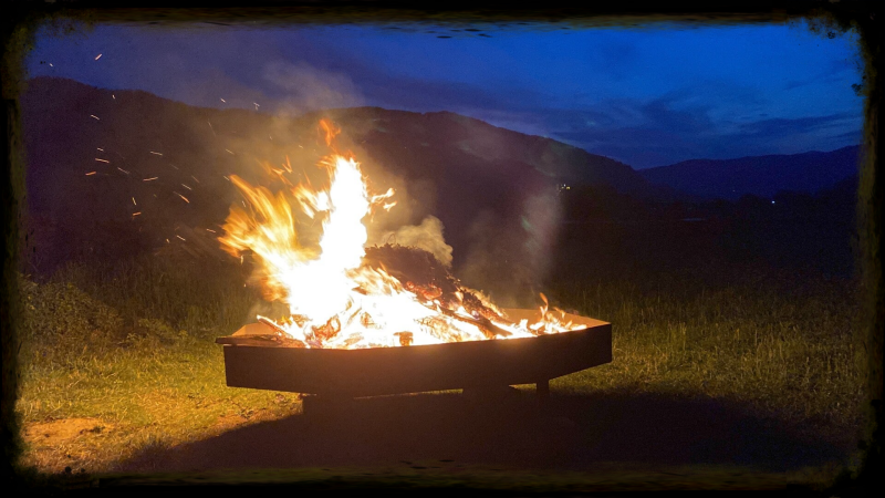 Ab und zu zünden wir für unsere Gäste auch unsere Feuerschale mit 2m Durchmesser an.