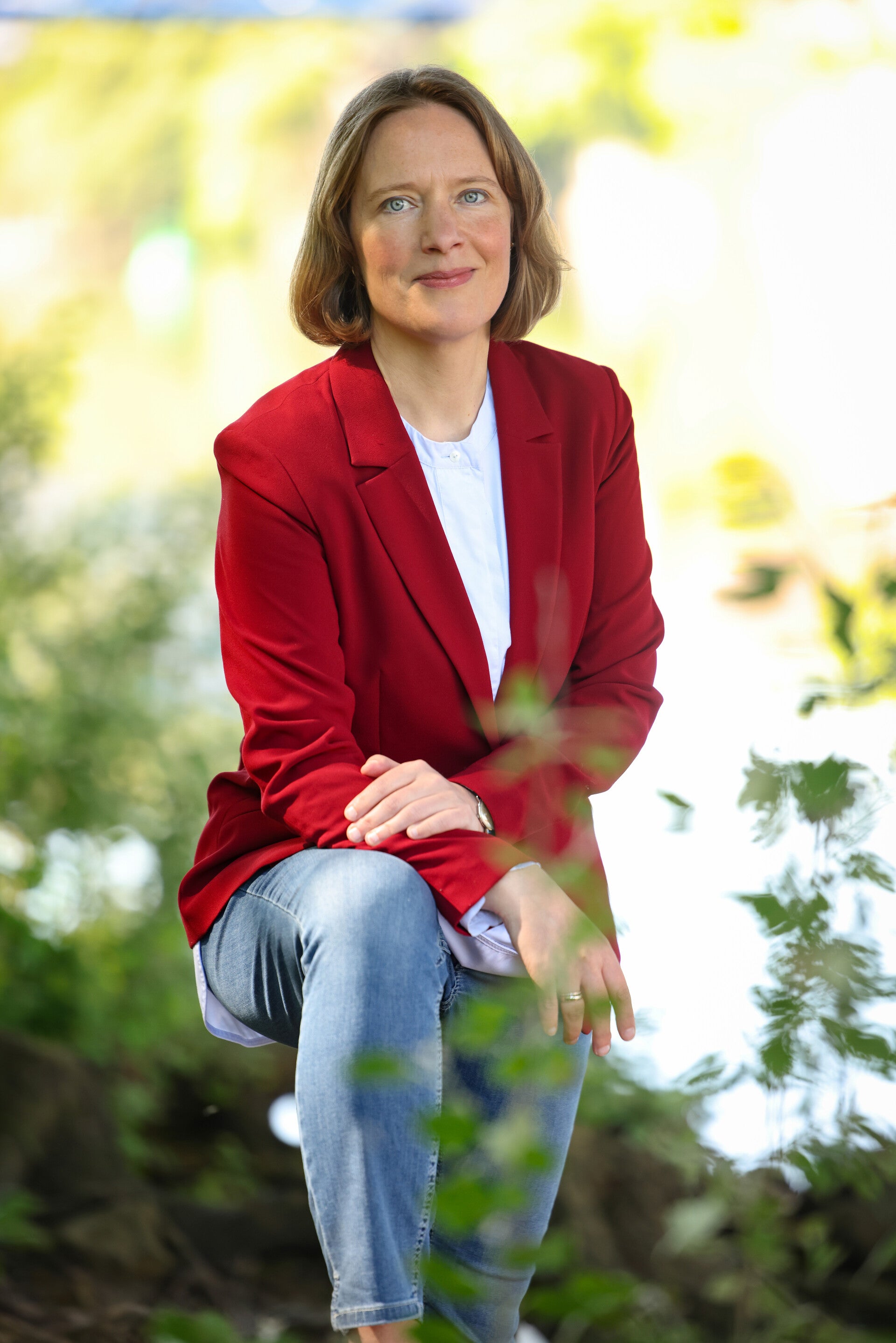 Portraitaufnahme von Stefanie Duensing im roten Blazer.