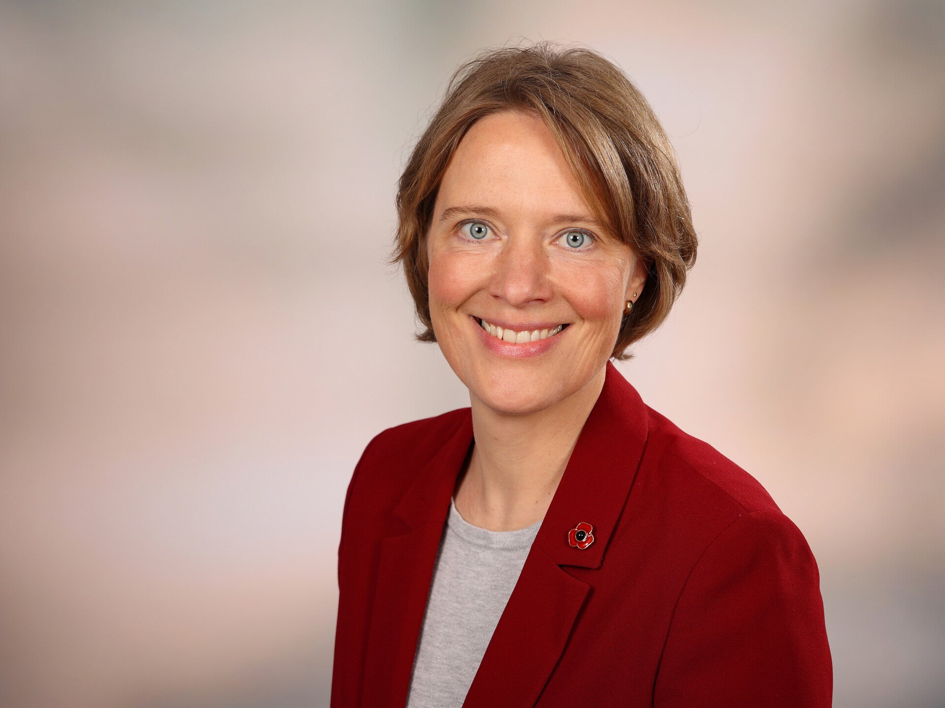 Portraitaufnahme von Stefanie Duensing im roten Blazer.