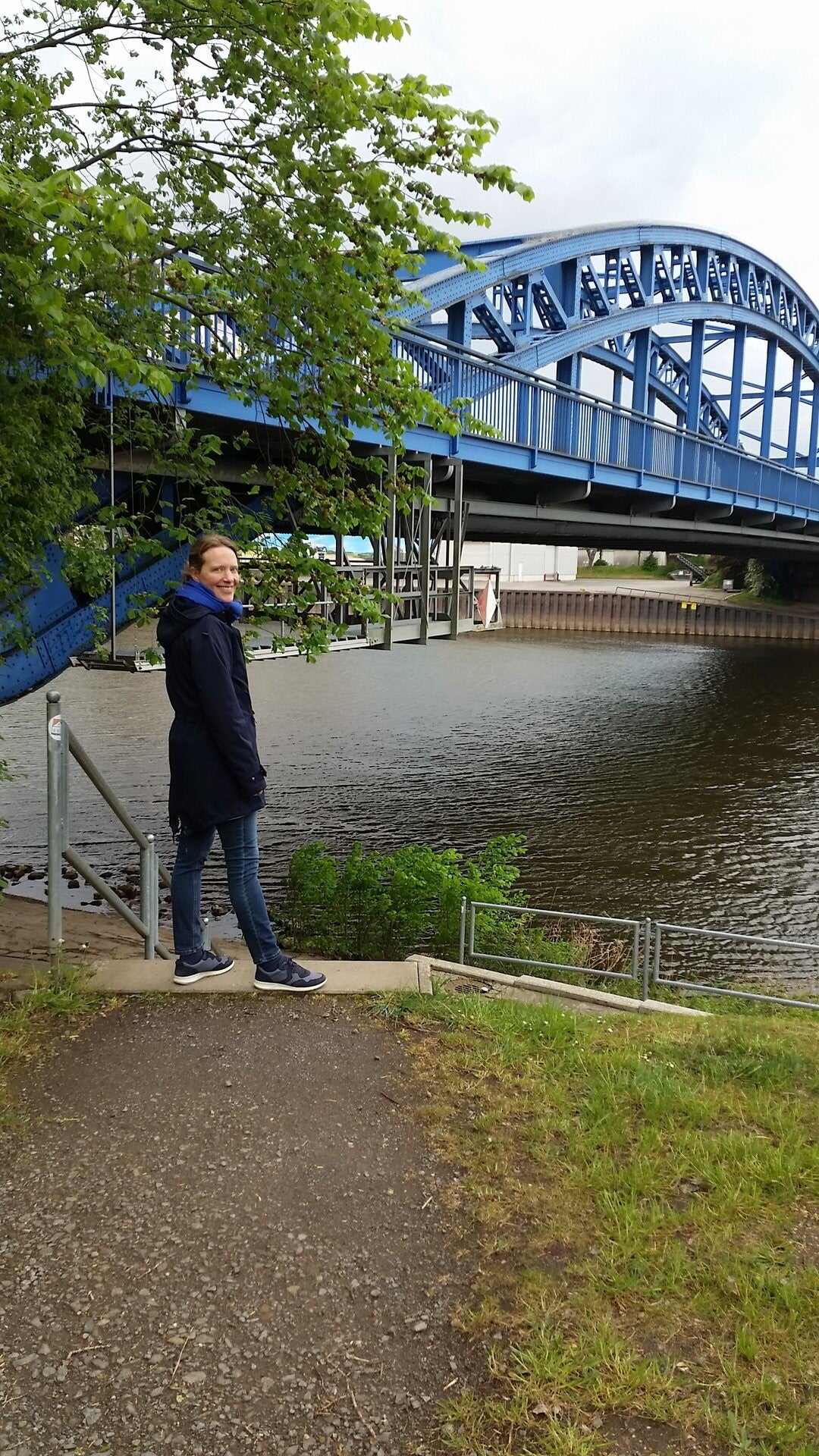 Stefanie Duensing steht an einem herbstlichen Tag an der Autobrücke, die in Nienburg über die Weser führt.