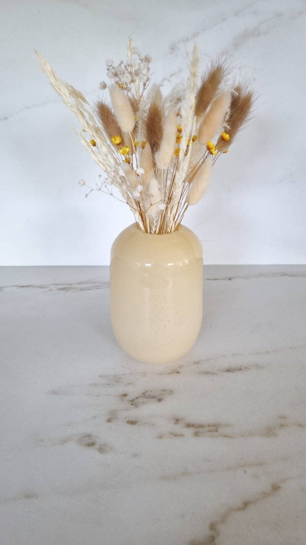 Botergele vaas met droogbloemen