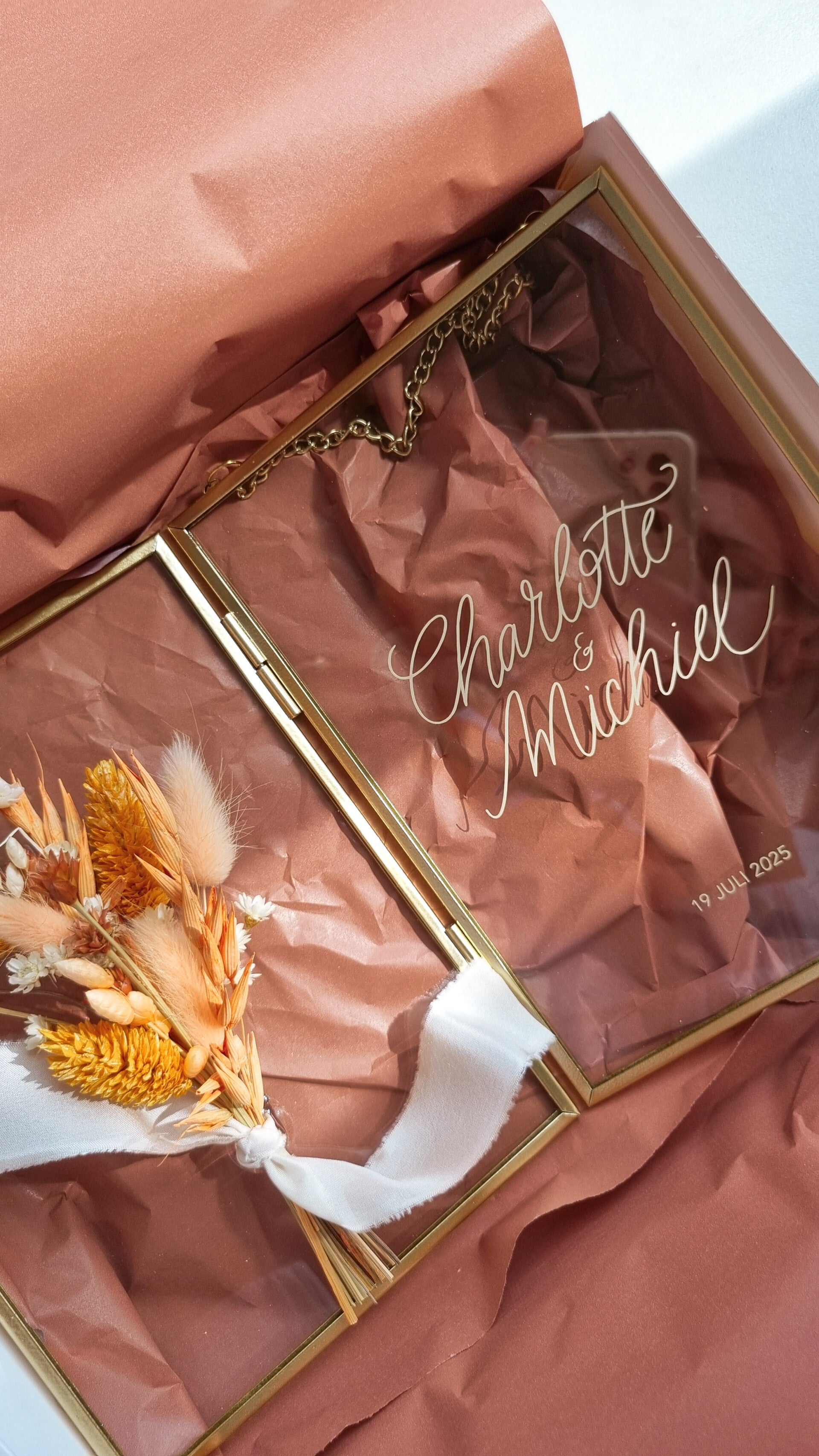 Glazen frame met ketting