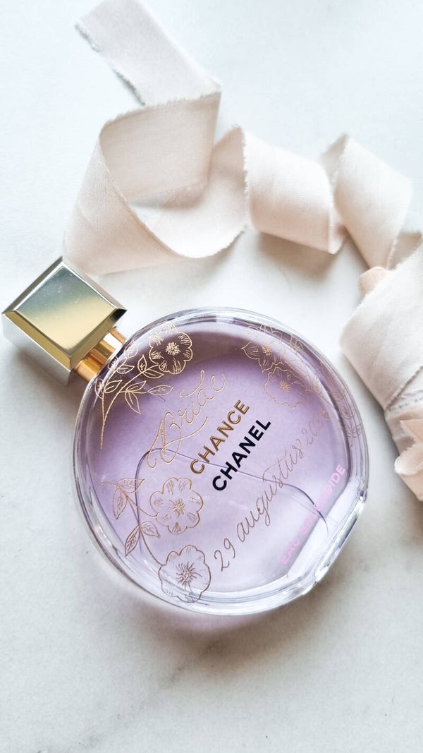Gravure op een parfumflesje