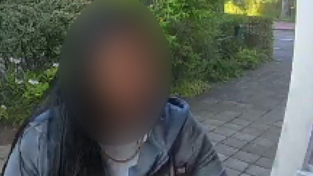Beeld van de videodeurbel van de gezochte vrouw in Overveen, het gezicht is door de politie afgeschermd