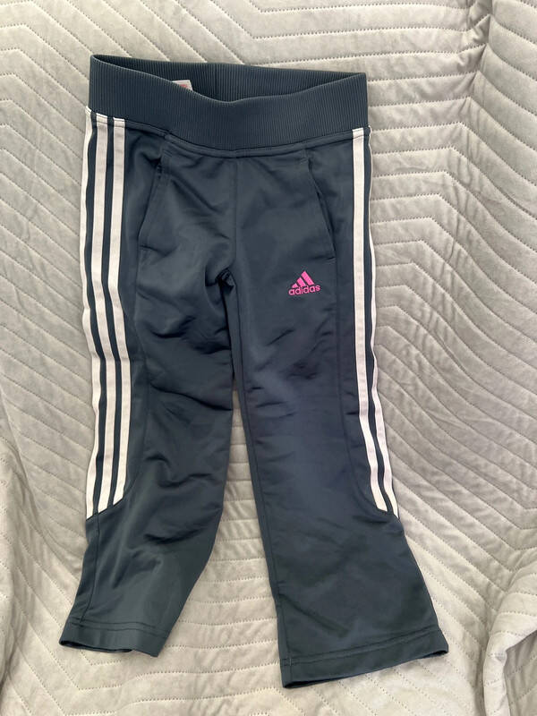 BAS DE JOGGING ADIDAS 6 ANS NEUF DEGRIFFE