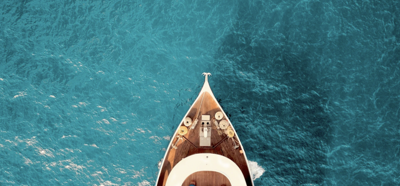Bâteau sur l'eau en corse du sud