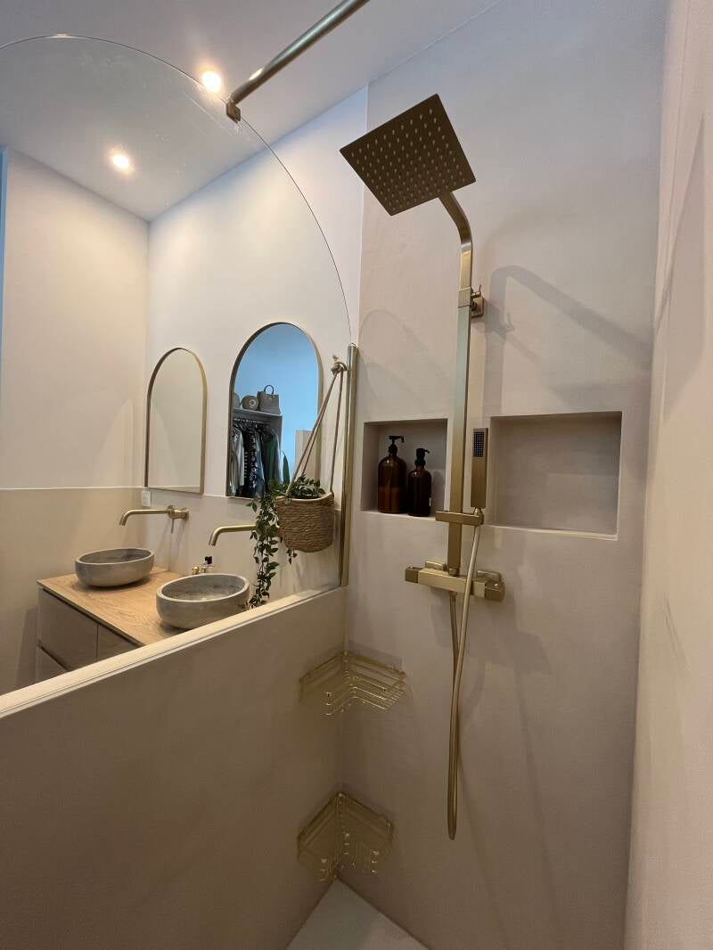 Salle d'eau privative avec colonne de douche en laiton