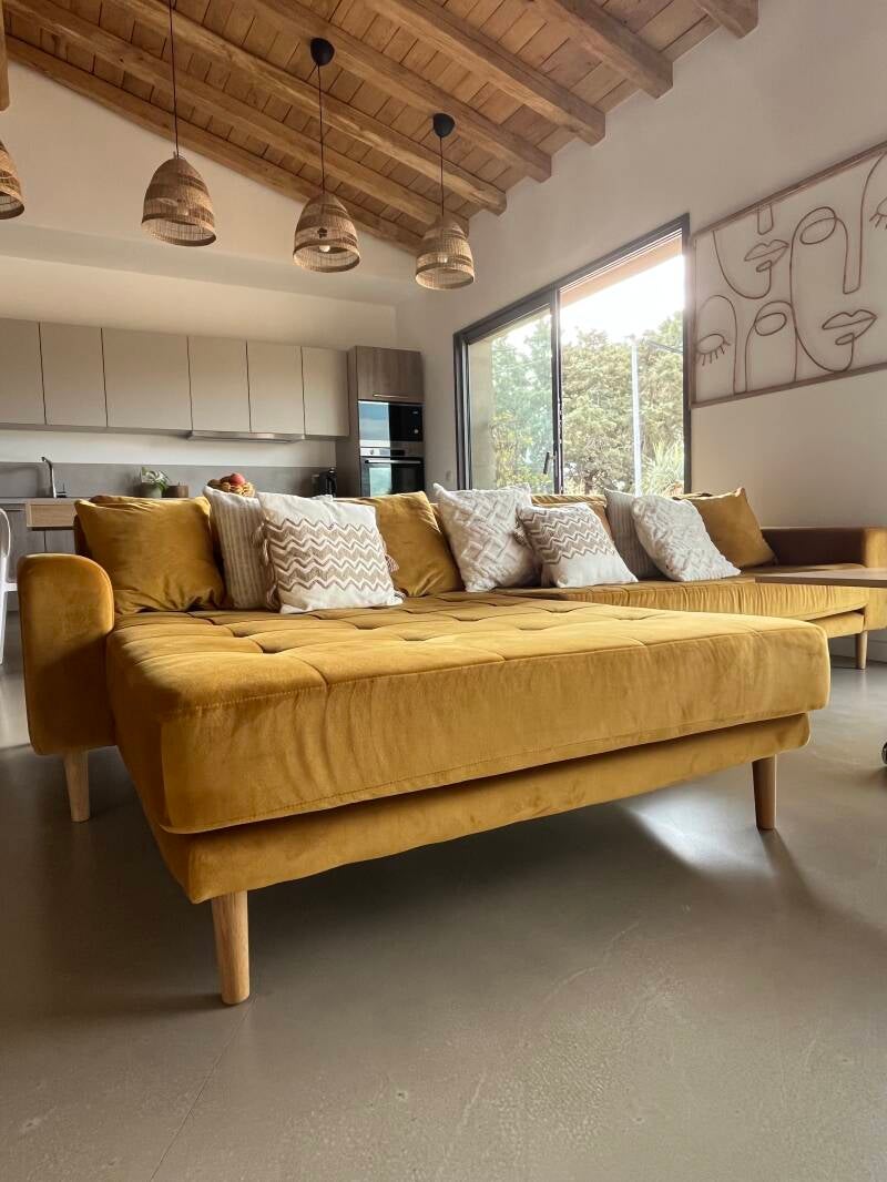 Canapé d'angle dans le séjour avec cuisine ouverte