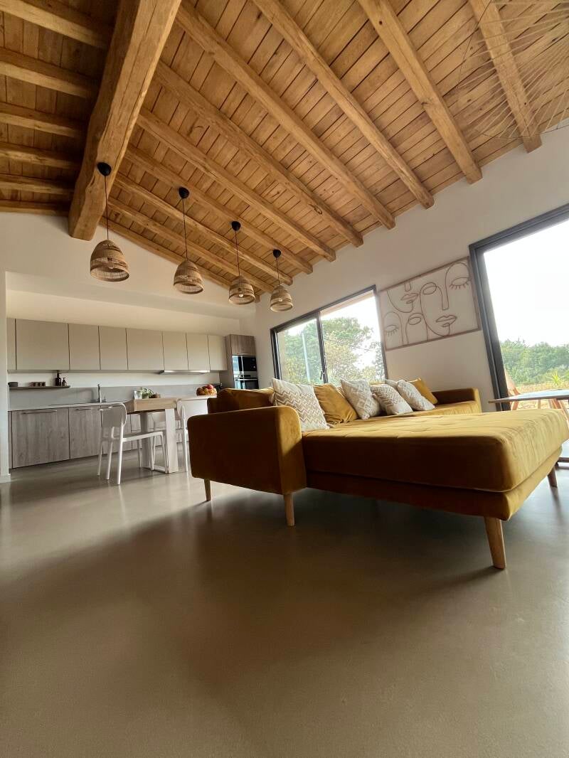 Salon et séjour de la Villa avec cuisine équipée