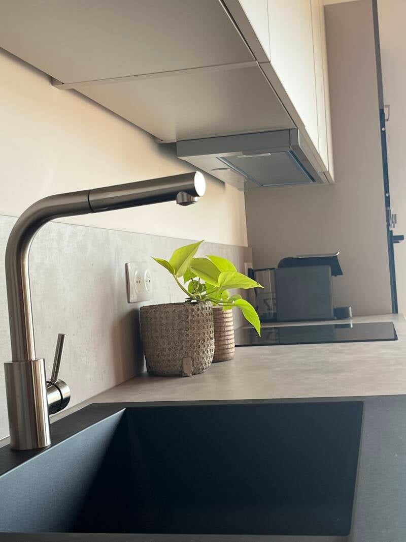 Cuisine ouverte équipée avec accès à l'extérieur