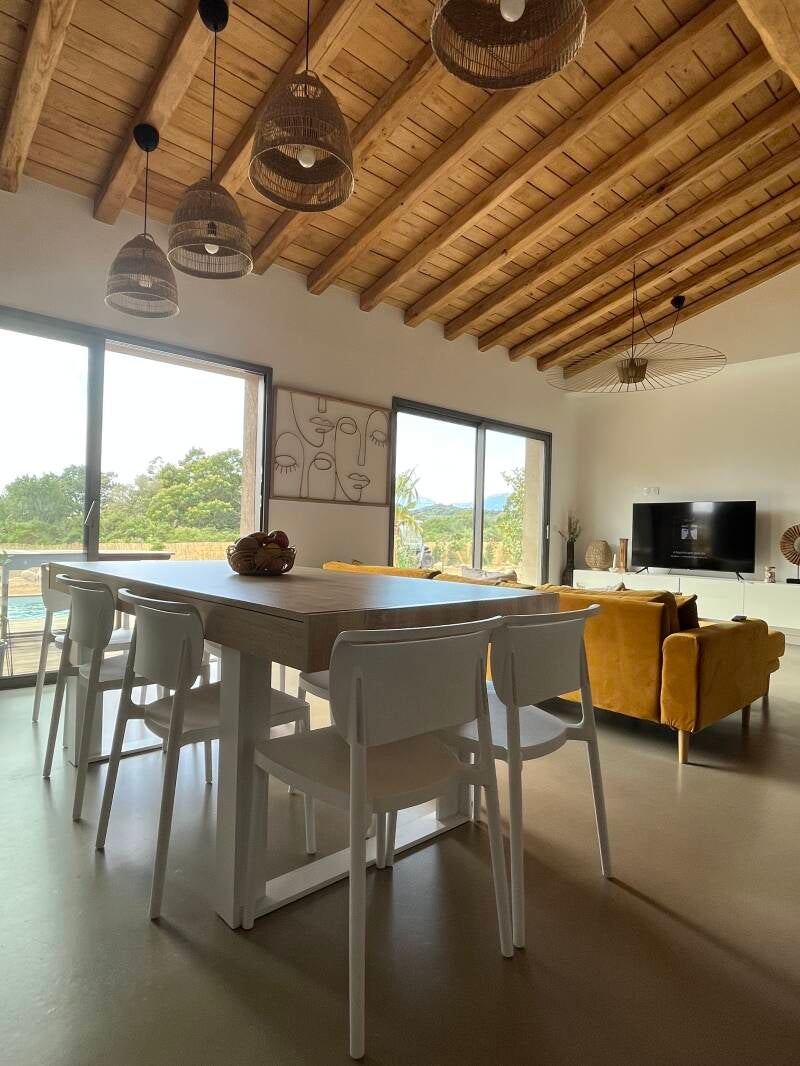 Espace repas avec table 8 personnes dans le séjour