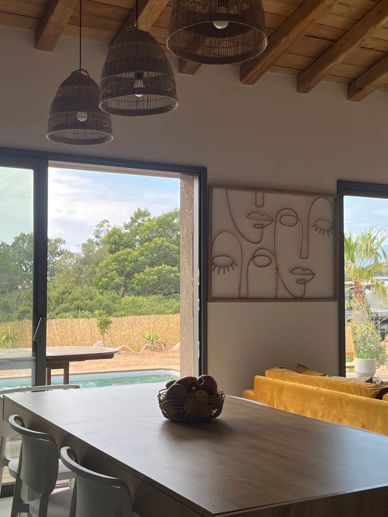 Espace repas avec accès vers l'extérieur avec la piscine 