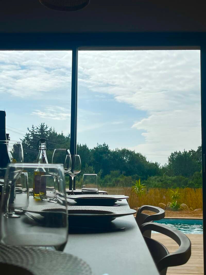 Table à manger avec vue sur la piscine extérieure 
