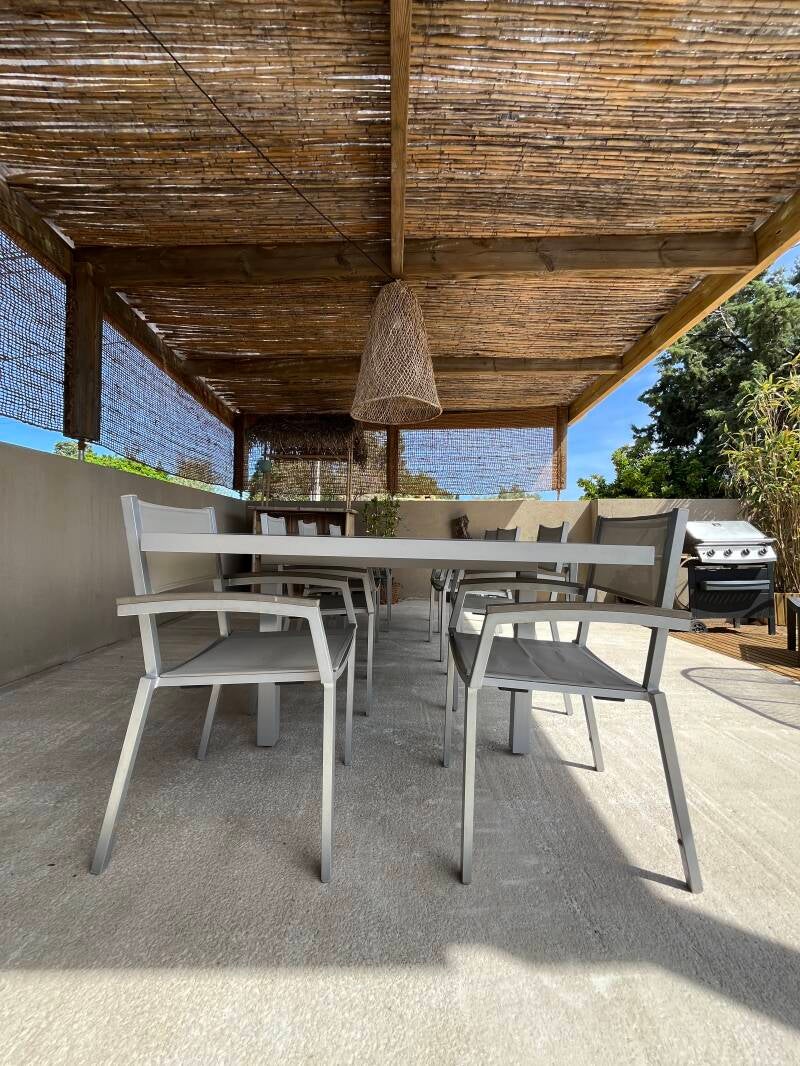 Pergola avec espace repas et barbecue 