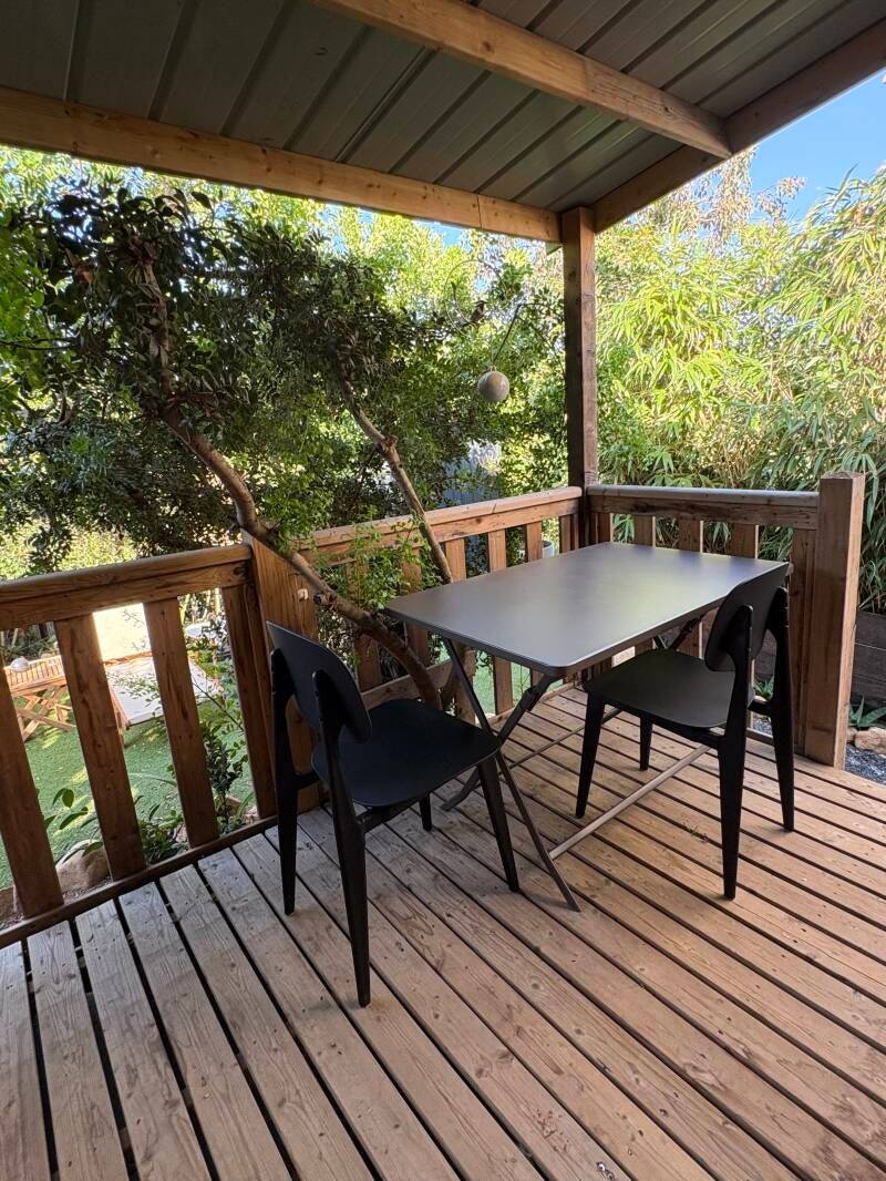 Espace repas extérieur sous pergola