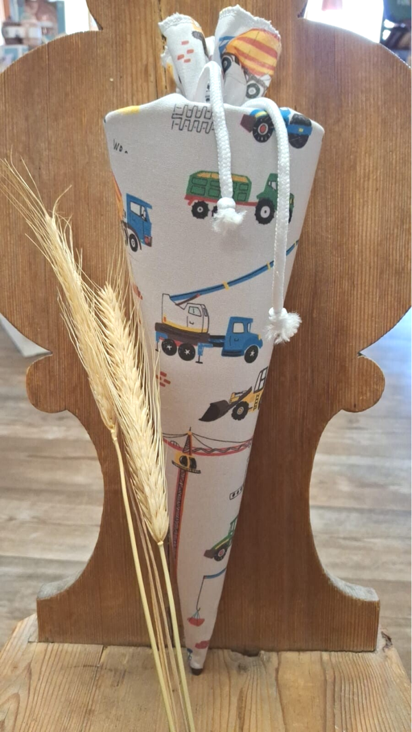 Schultüte mit Fahrzeugen aus Stoff inkl. personalisiertem Holzschild 35 cm