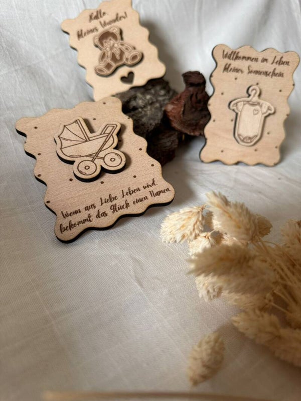 Kleine Holzkarte als Geschenk zur Geburt