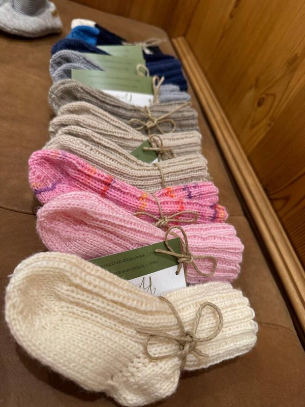 Babysocken aus Merinowolle handgestrickt