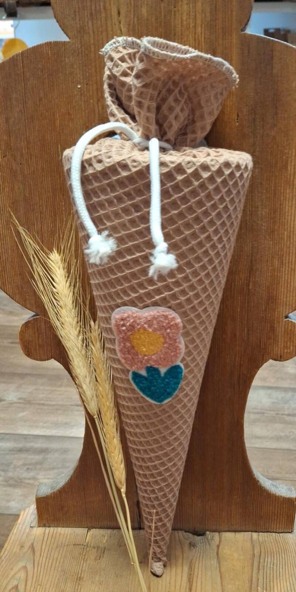 Schultüte braun mit Blume aus Stoff inkl. personalisiertem Holzschild 35 cm