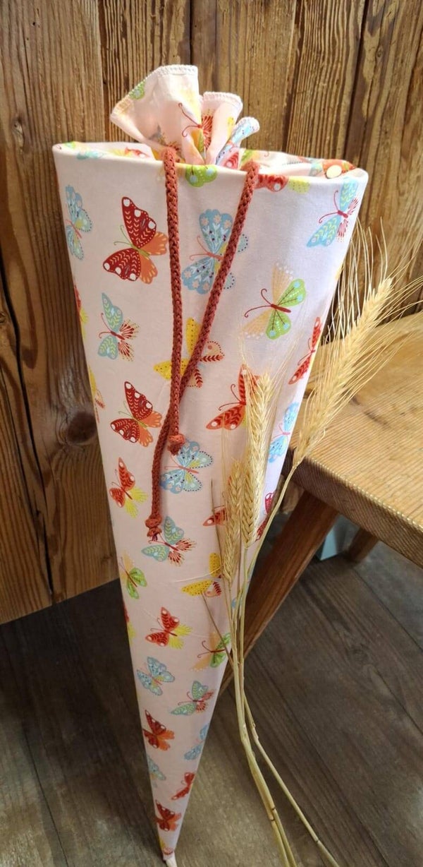 Schultüte rosa mit Schmetterlingen aus Stoff inkl. personalisiertem Holzschild 70 cm