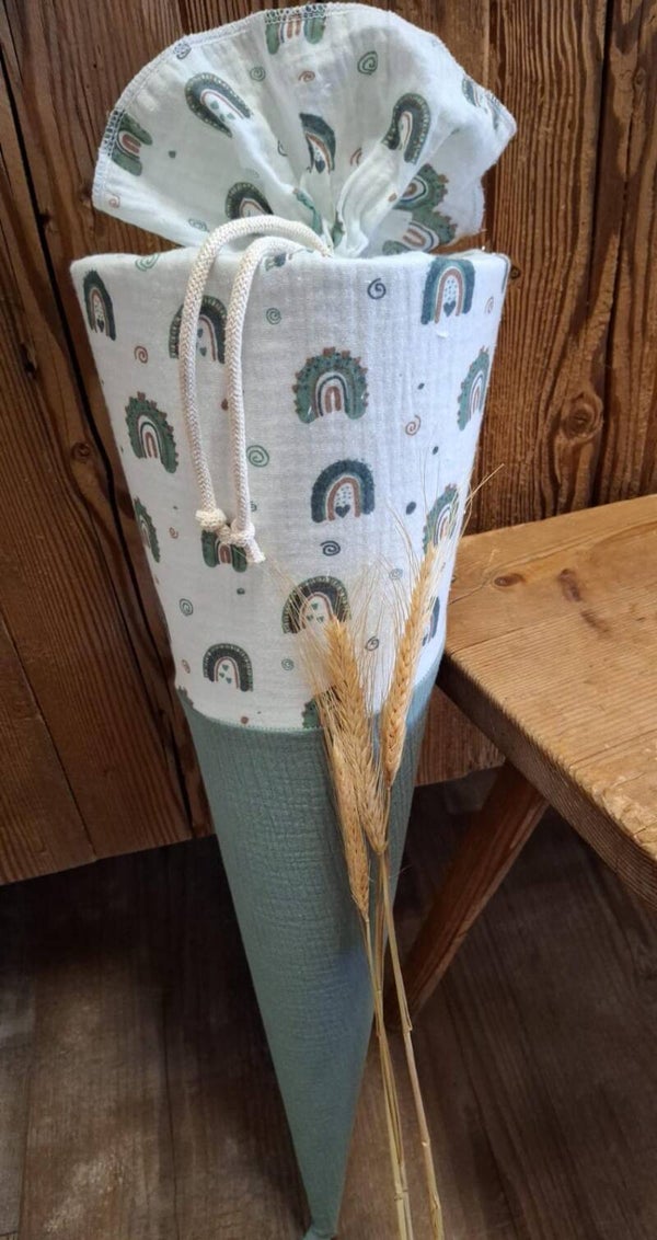 Schultüte grün mit Regenbogen aus Stoff inkl. personalisiertem Holzschild 70 cm