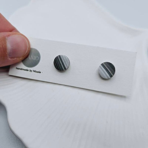 Ohrstecker Grau gestreift