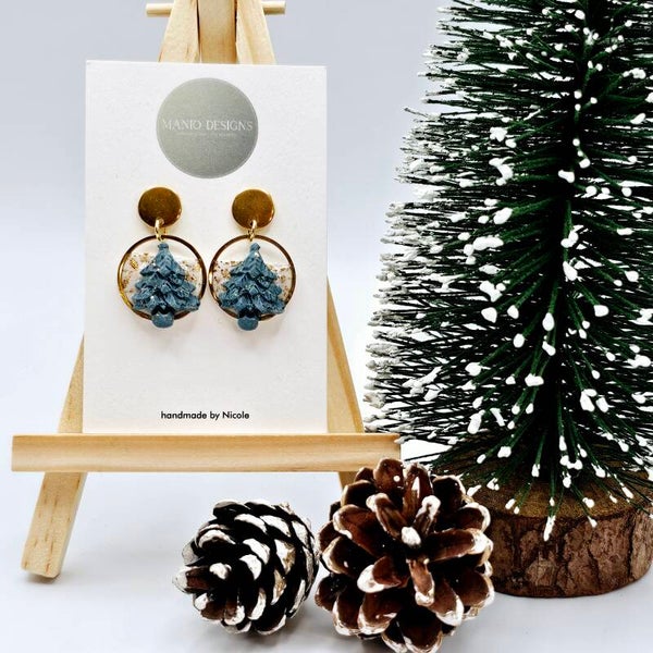 Runder Weihnachtsohrring mit Tannenbaum