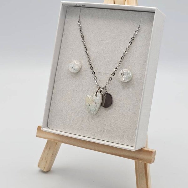 Set aus einer Herz-Halskette mit Ohrsteckern