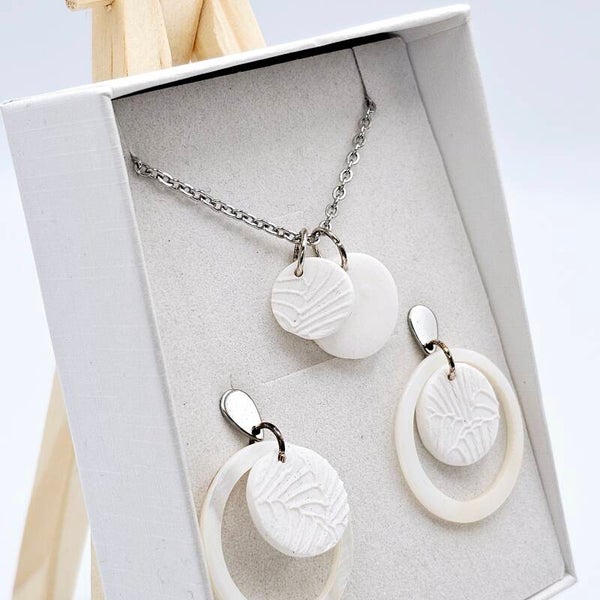 Set aus einer Halskette & Ohrsteckern