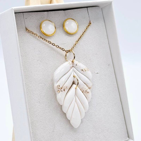 Set aus einer Halskette & Ohrsteckern