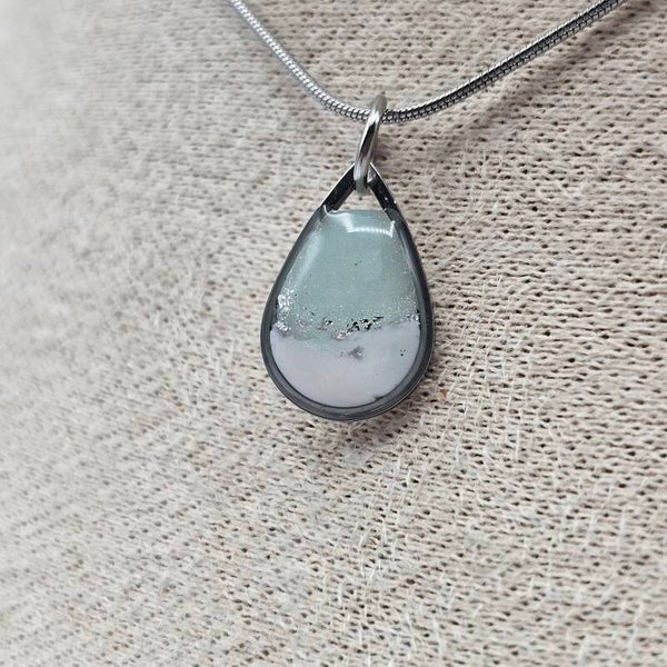 Kette mit Tropfenanhänger