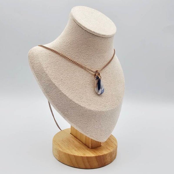 Kette mit Tropfenanhänger in Weiß/Blau- Rosé