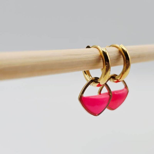 Pinke Halbmond-Anhänger mit goldfarbenen Creolen ✨💗