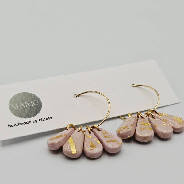 Zarte Tropfen in Rosé mit Goldflakes auf goldfarbenen Creolen