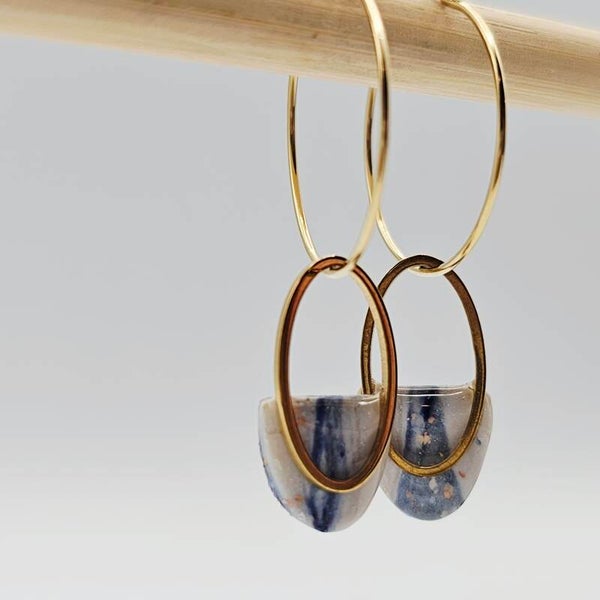 Elegante Blau-Weiß-Ohrringe mit Goldrahmen