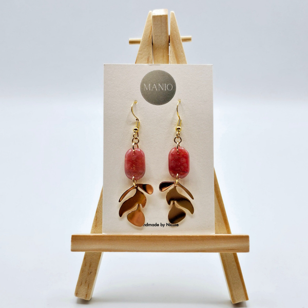 Ohrhänger in Rosa/Gold mit Blatt-Charm