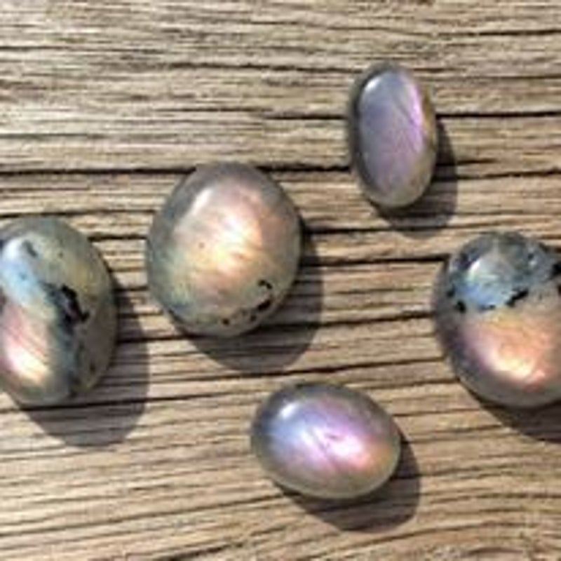 Labradoriet cabochon