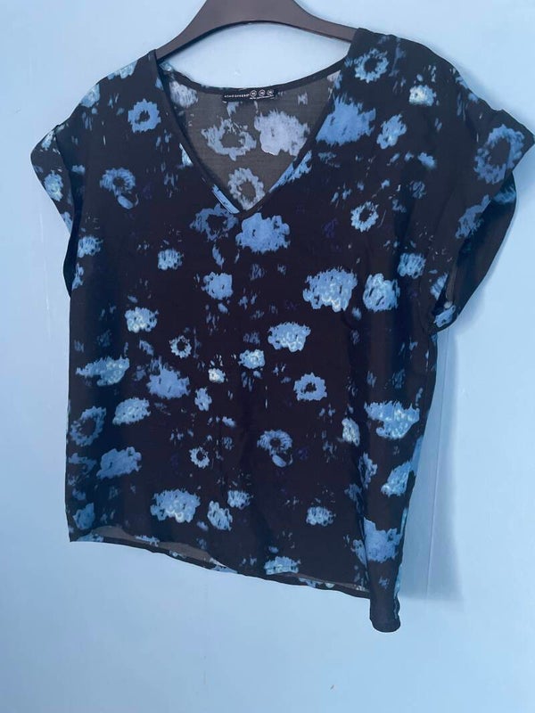 Black top with blue size 10