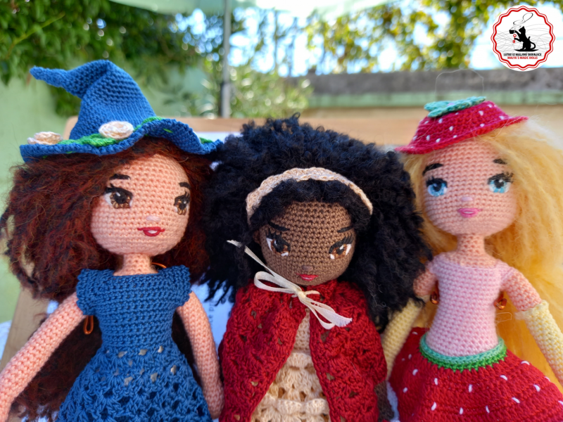 Dolcetesoromio are crocheted dolls with embroidery eyes, unique and fine art 