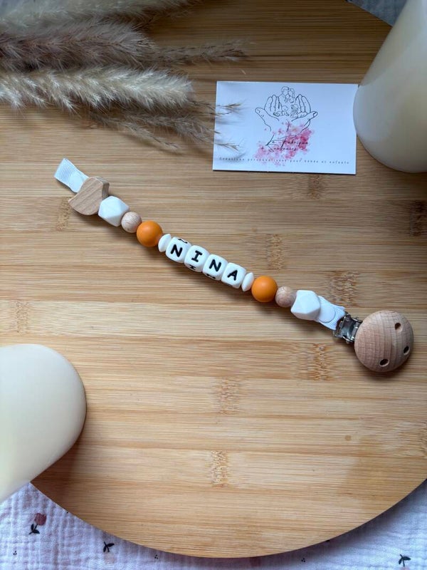 attache tétine oranger bois